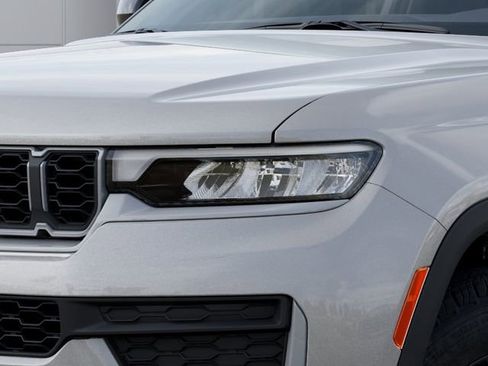 New 2026 Jeep Grand Cherokee Altitude image 10