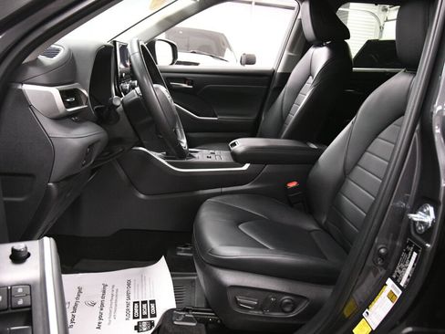 Used 2023 Toyota Highlander XLE AWD/4WD image 17