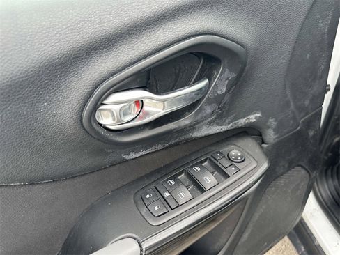 Used 2014 Jeep Cherokee Sport image 18