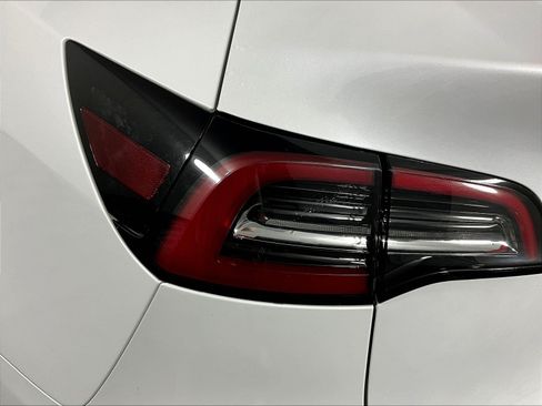 Used 2021 Tesla Model Y Long Range AWD/4WD image 22