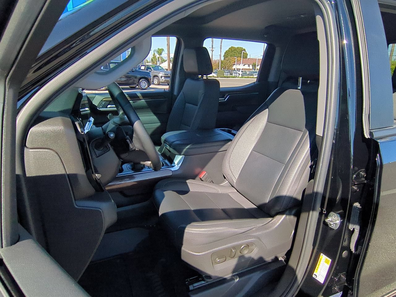 Used 2025 Chevrolet Silverado 1500 LT Trail Boss w/ Convenience Package II AWD/4WD image 19
