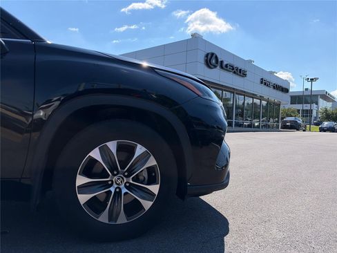 Used 2022 Toyota Highlander XLE AWD/4WD image 16