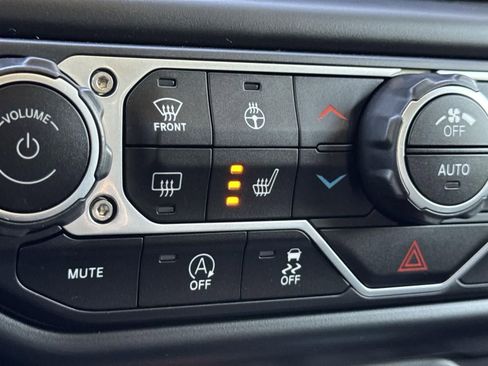 Used 2023 Jeep Gladiator Mojave w/ Cold Weather Group image 19