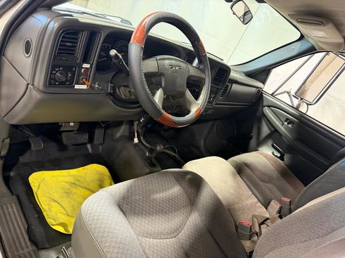 Used 2004 GMC Sierra 3500 W/T w/ Heavy-Duty Power Package AWD/4WD image 20