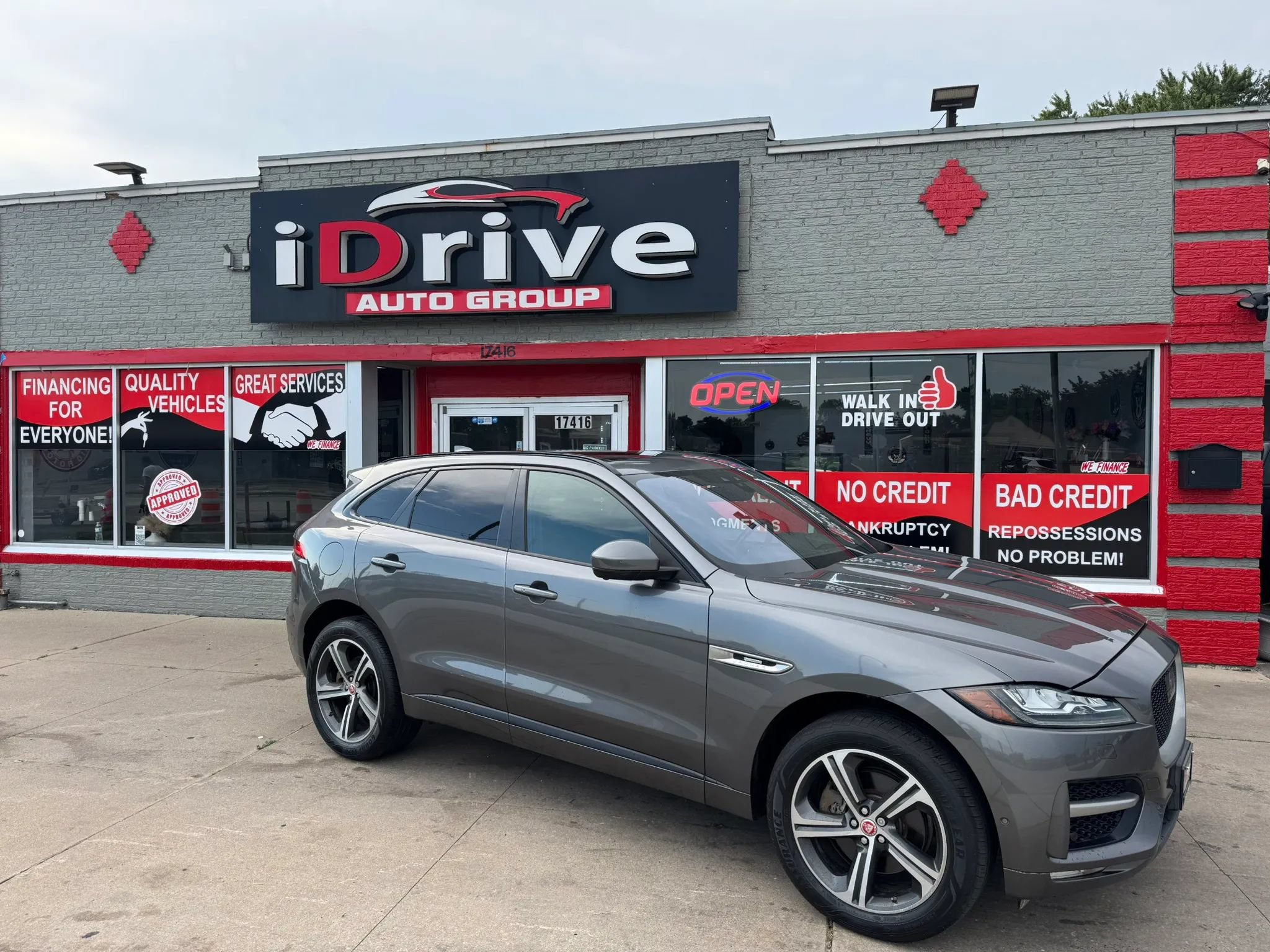 Used 2017 Jaguar F-PACE R-Sport AWD/4WD image 2