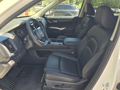 Used 2024 Nissan Pathfinder SL AWD/4WD image 12