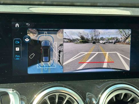 Used 2025 Mercedes-Benz GLB 250 4MATIC image 28