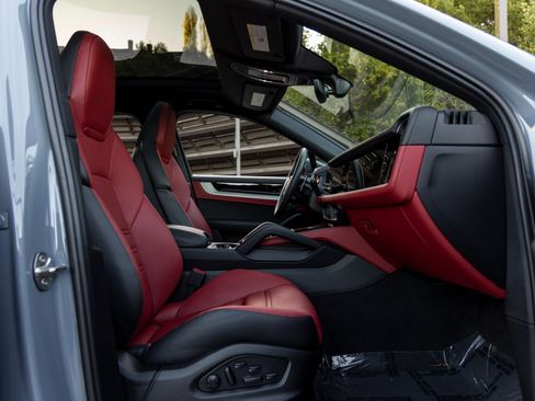 Certified 2025 Porsche Cayenne S image 54