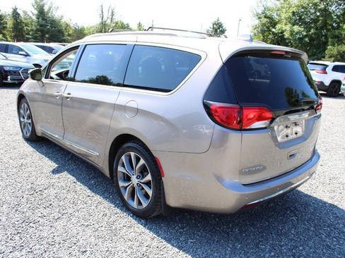 Used 2017 Chrysler Pacifica Limited FWD image 9