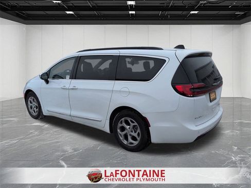 Used 2023 Chrysler Pacifica Limited image 6