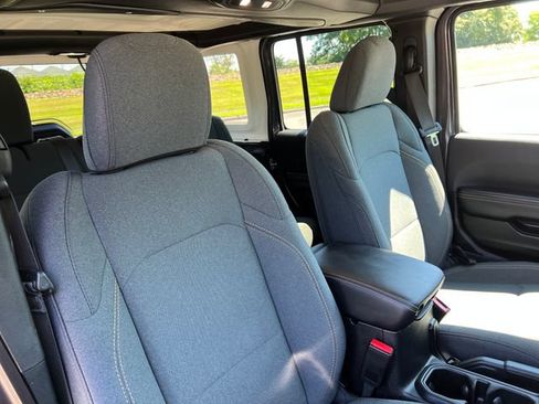 Used 2025 Jeep Wrangler Unlimited Sahara AWD/4WD image 36