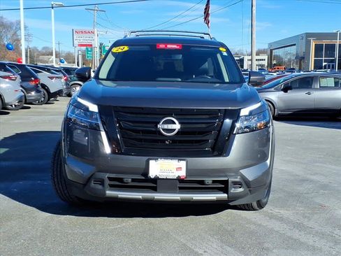 Certified 2024 Nissan Pathfinder SL w/ Black Appearance Package image 2