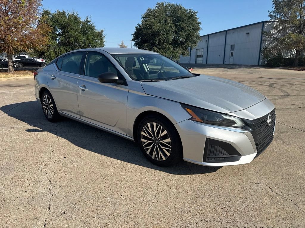 Used 2024 Nissan Altima 2.5 SV FWD image 9