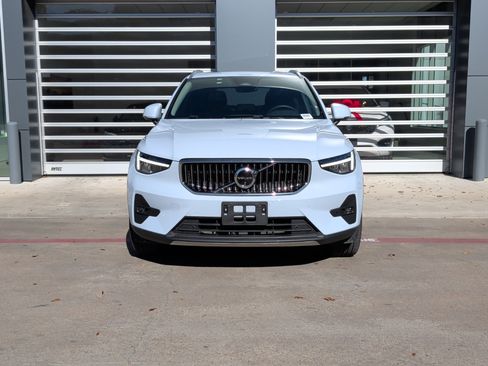 Used 2025 Volvo XC40 B5 Plus image 3