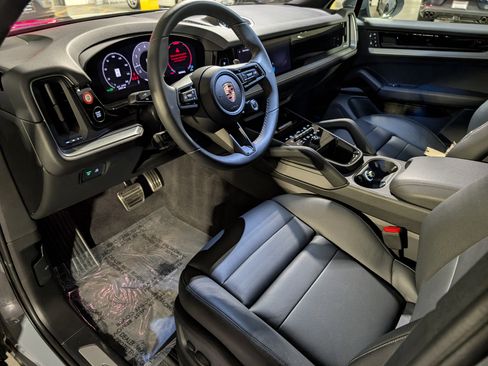 Used 2025 Porsche Cayenne S image 4