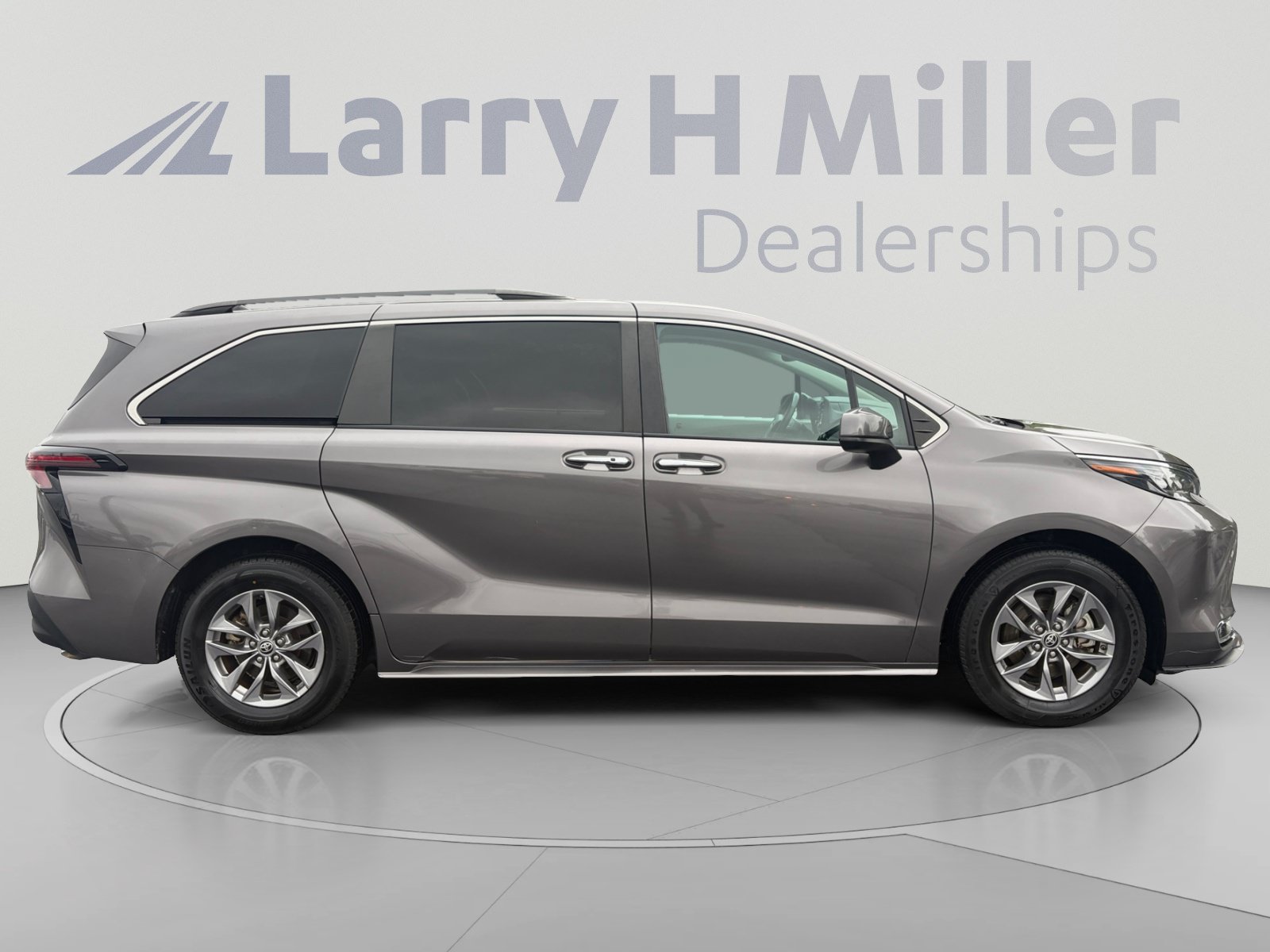 Used 2024 Toyota Sienna XLE FWD image 6