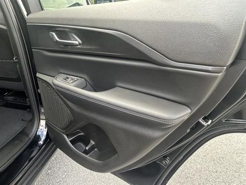 New 2025 Jeep Grand Cherokee Altitude image 18