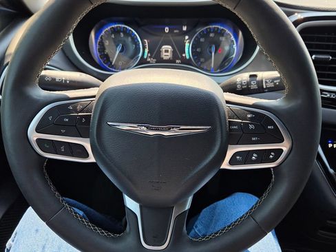 Used 2025 Chrysler Pacifica Select FWD image 16