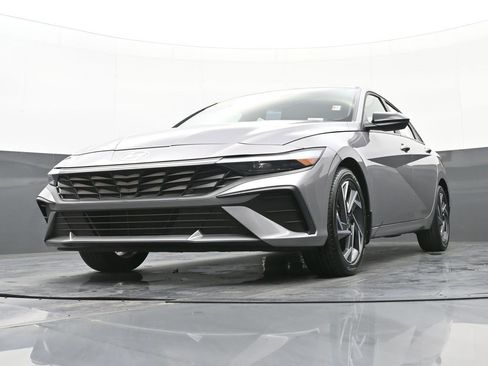 Certified 2025 Hyundai Elantra Sport image 45