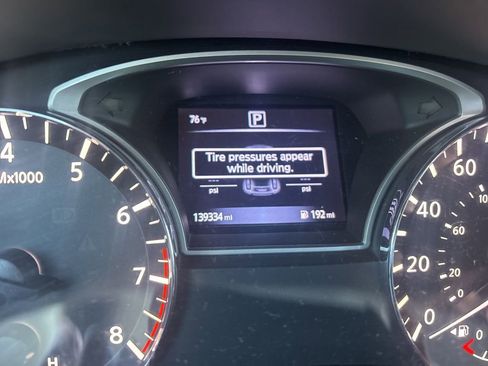 Used 2017 Nissan Pathfinder SV image 3