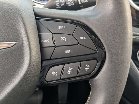 Used 2025 Chrysler Pacifica Limited FWD image 25