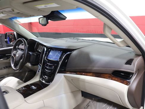 Used 2015 Cadillac Escalade Luxury AWD/4WD image 46