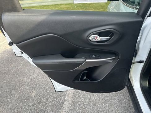 Used 2019 Jeep Cherokee Latitude Plus w/ Comfort/Convenience Group image 16