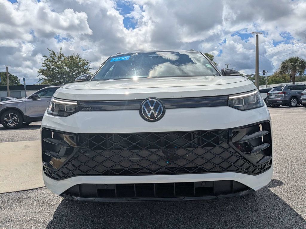 Certified 2025 Volkswagen Tiguan SE R-Line AWD/4WD image 9