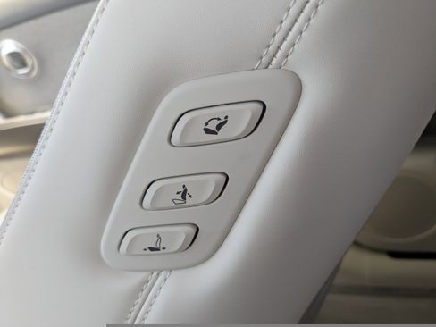 Used 2025 Genesis GV60 RWD image 16