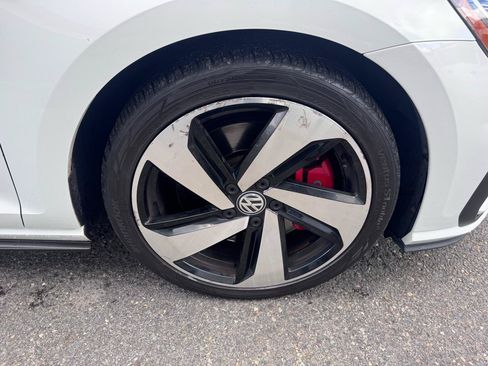 Used 2018 Volkswagen GTI SE FWD image 33