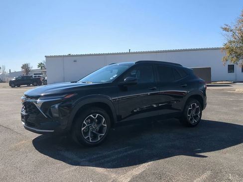 Used 2025 Chevrolet Trax LT w/ LT Convenience Package image 8