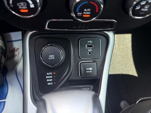 Used 2018 Jeep Compass Latitude AWD/4WD image 30