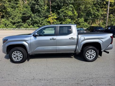 Certified 2025 Toyota Tacoma SR5 AWD/4WD image 9