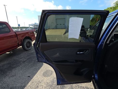 Used 2022 Nissan Rogue SV AWD/4WD image 12