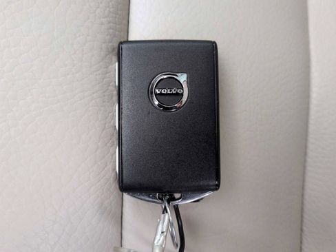 Used 2021 Volvo XC60 T5 Momentum w/ Advanced Package image 36