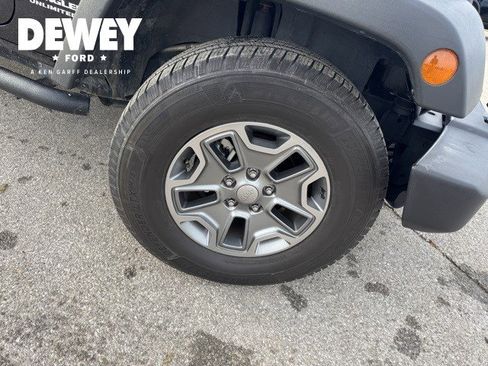 Used 2016 Jeep Wrangler Unlimited Rubicon image 32