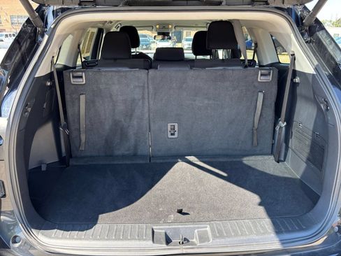 Used 2025 Toyota Highlander LE FWD image 33