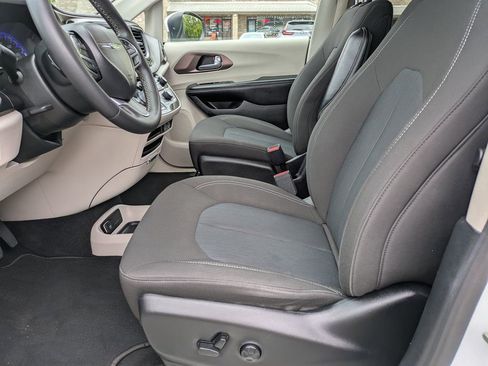 Used 2023 Chrysler Voyager LX FWD image 18