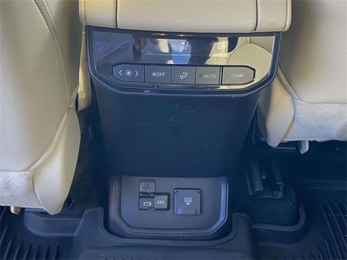 Used 2024 Toyota Highlander Limited image 13