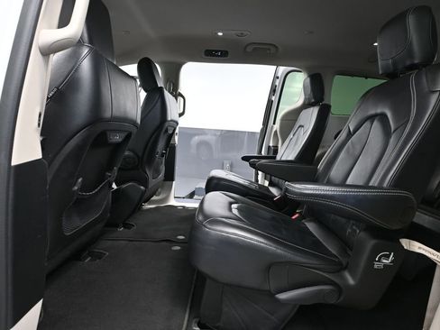 Used 2022 Chrysler Pacifica Touring-L FWD image 37