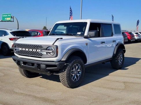 New 2025 Ford Bronco Badlands image 3