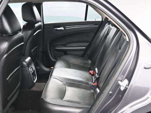 Used 2019 Chrysler 300 Limited image 32