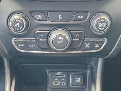 Used 2017 Jeep Cherokee Latitude FWD image 19