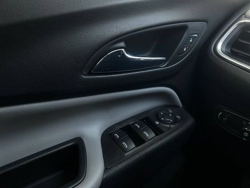 Used 2020 Chevrolet Equinox LS w/ LS Convenience Package FWD image 12