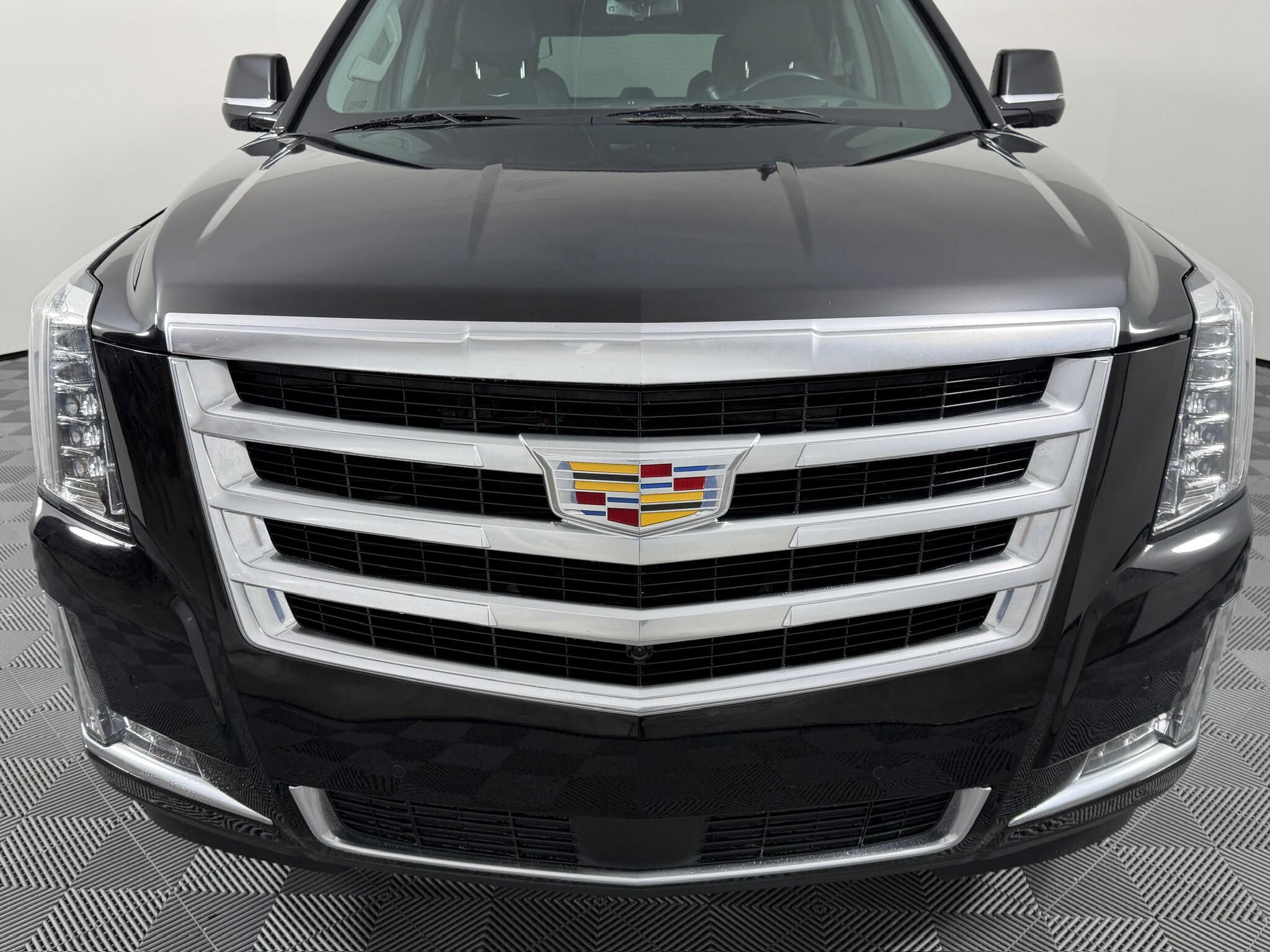 Used 2019 Cadillac Escalade Premium Luxury AWD/4WD image 3