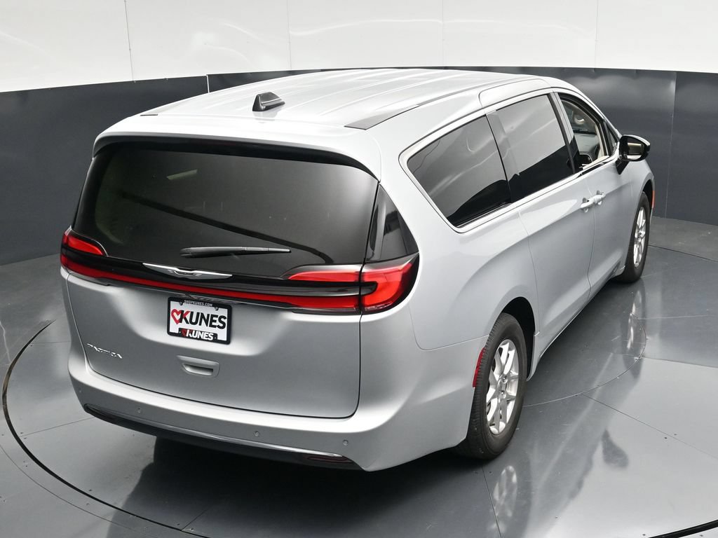 Used 2024 Chrysler Pacifica Touring-L FWD image 43