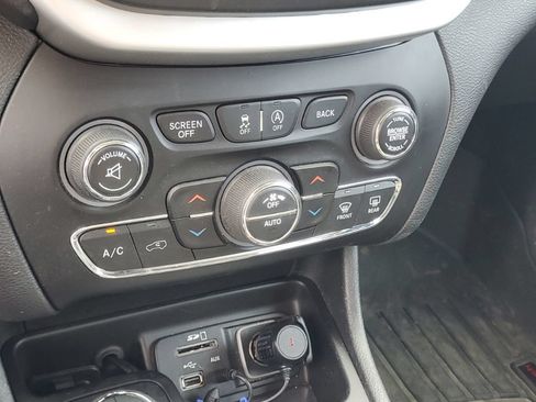 Used 2018 Jeep Cherokee Trailhawk w/ Comfort/Convenience Group AWD/4WD image 23