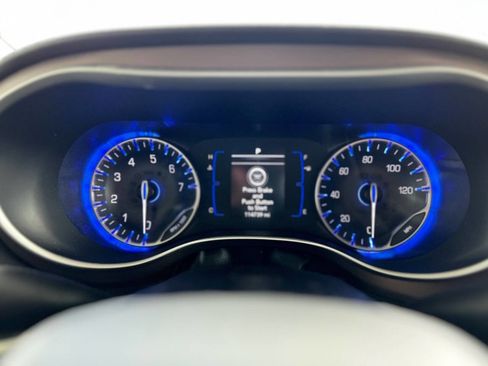Used 2019 Chrysler Pacifica Touring-L FWD image 57