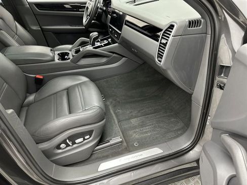 Used 2020 Porsche Cayenne Base image 25