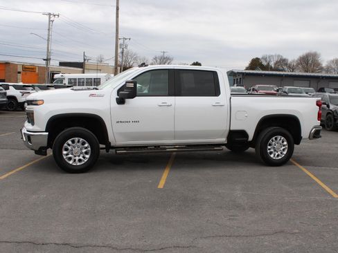 Used 2024 Chevrolet Silverado 2500 LT w/ Convenience Package image 5